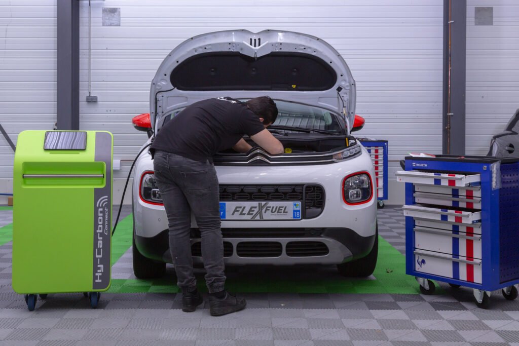 Mécanicien pratique un décalaminage